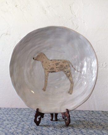 Keramikfad med hund fra Gemma Orkin Ceramic via Pupenhagen