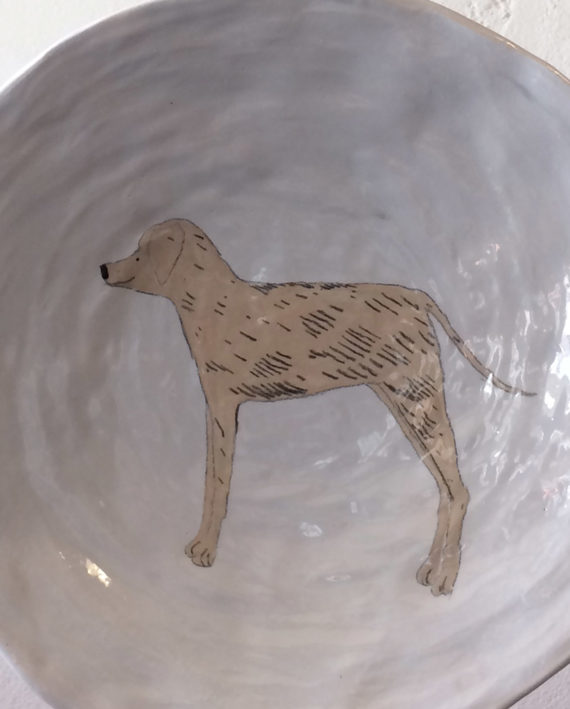 Keramikfad med hund fra Gemma Orkin Ceramic via Pupenhagen
