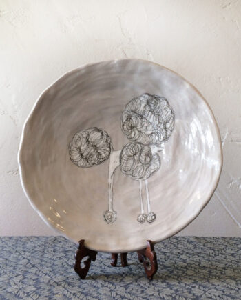 Keramikfad med show-puddel fra Gemma Orkin Ceramic via Pupenhagen