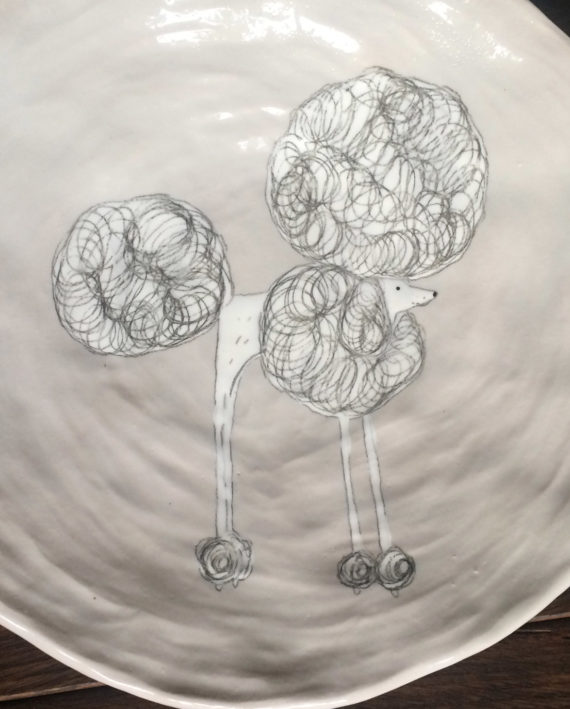 Keramikfad med show-puddel fra Gemma Orkin Ceramic via Pupenhagen